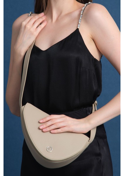 Geniş Iç Bölmeli, Kapaklı, Ayarlanabilir Askılı Kadın Bej Omuz Çantası