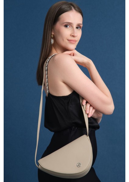 Geniş Iç Bölmeli, Kapaklı, Ayarlanabilir Askılı Kadın Bej Omuz Çantası fiyatları