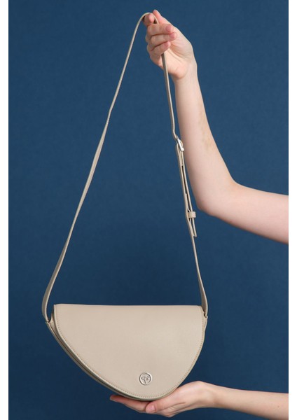 Geniş Iç Bölmeli, Kapaklı, Ayarlanabilir Askılı Kadın Bej Omuz Çantası modelleri