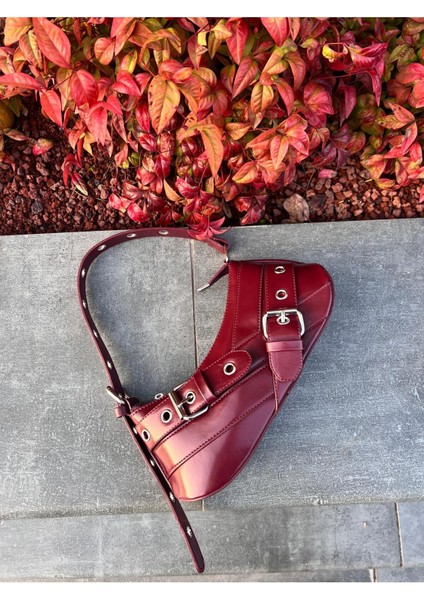 Şık Bordo Kadın Çanta, Zarif ve Kullanışlı Eşya Taşıma Aksesuarı