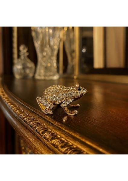 Beyaz Parlak Taşlı Minik Kurbağa – Şık ve Anlamlı Dekoratif Figür