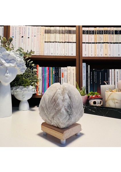 Beyaz Çiçek Tuz Lambası, Şık ve Doğal Dekorasyon Ürünü