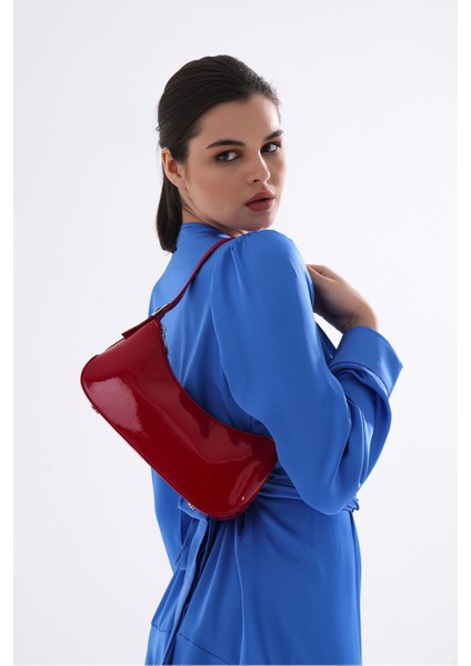 Kırmızı Rugan Suni Deri Omuz Çantası, Şık ve Hafif Tasarım