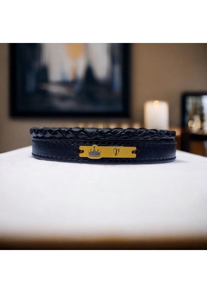 14 Ayar Altın Plakalı V Harfine Özel Taç Motifli Hakiki Siyah Derili Hediye BILEKLIK-574HARF