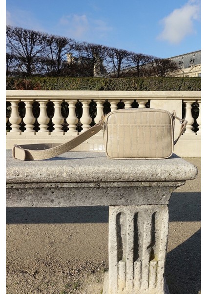 Kadın Krem Timsah Derisi Görünümlü Çapraz Çanta, Şık ve Modern Tasarım