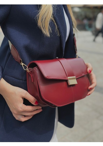 Bordo Kadın Omuz Çantası, Şık ve Kullanışlı Tasarım