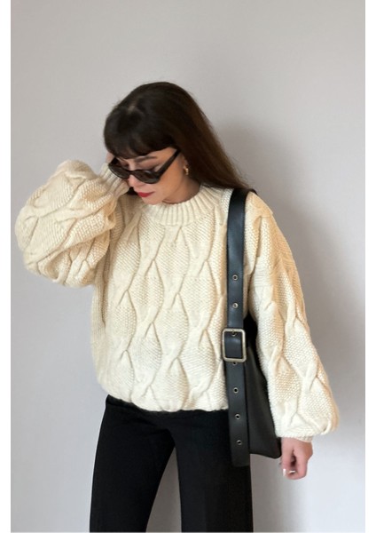 Şık Siyah Omuz Çantası, Detaylı ve Modern Tasarım