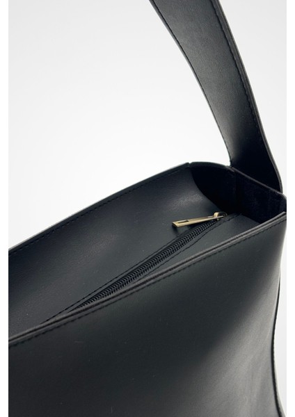 Şık Siyah Omuz Çantası, Detaylı ve Modern Tasarım indirimleri