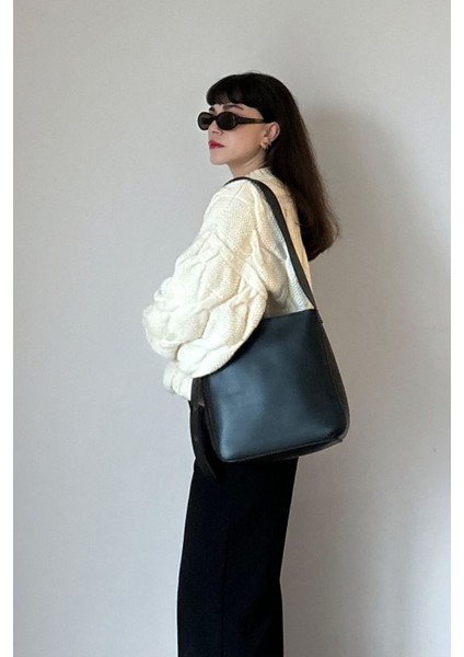 Şık Siyah Omuz Çantası, Detaylı ve Modern Tasarım