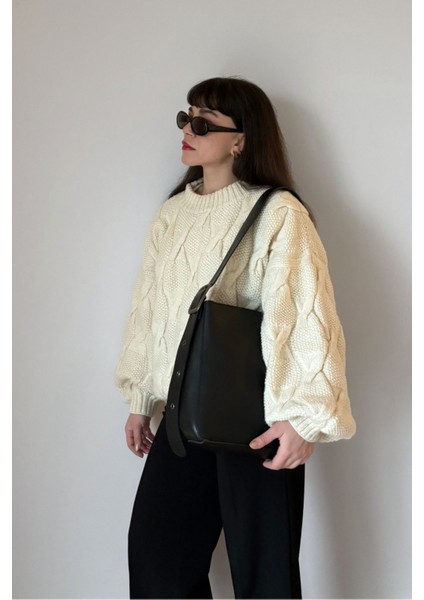 Şık Siyah Omuz Çantası, Detaylı ve Modern Tasarım