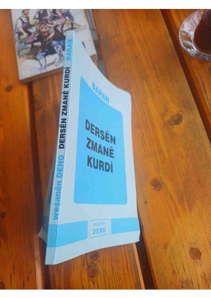Baran Tarafından Yazılmış, Wesanen Deng Tarafından Yayımlanan Dersên Zmanê Kurdî Adlı Kürtçe Dil Kitabı. Dersen Zmane Kurdı. Baran 1991 Basim 162 Sayfa Bazi Sayfalarda Alti Cizili Satirlar fiyatları