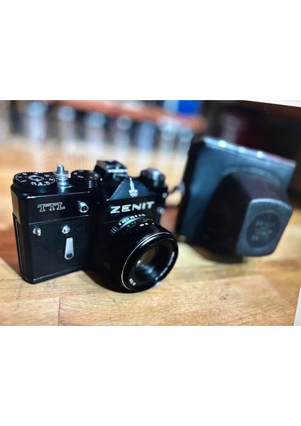 Zenit Ttl Filmli Fotoğraf Makinesi - Sorunsuz Çalışır Durumda - Orijinal Kılıfında modelleri