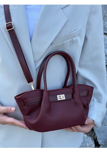 Büzgülü ve Kilit Detaylı, Ayarlanabilir Askılı Bordo Kadın Çanta