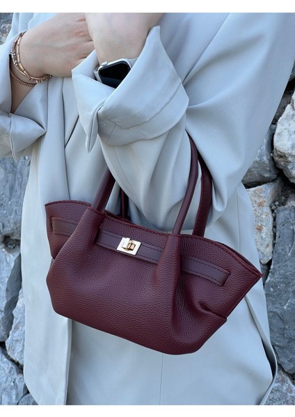 Büzgülü ve Kilit Detaylı, Ayarlanabilir Askılı Bordo Kadın Çanta modelleri