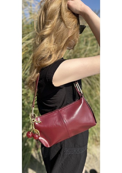Bordo Yumuşak Deri El ve Omuz Çantası, Şık ve Hafif Tasarım