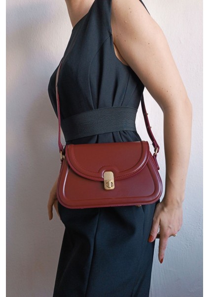 Kadın Çapraz Çanta, Kabartma Dokulu, Bordo, Şık ve Hafif Tasarım fiyatları