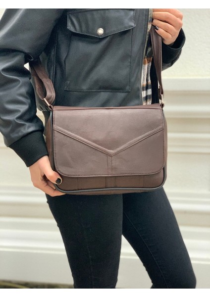 Kadın Orta Boy Kahverengi Deri Omuz Çantası 25X21X7 cm