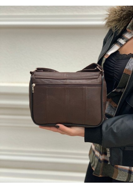 Kadın Orta Boy Kahverengi Deri Omuz Çantası 25X21X7 cm fırsatları