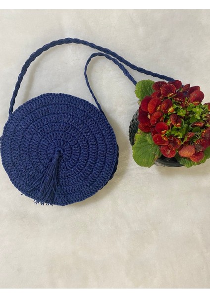 Şık ve Doğal Görünümlü Lacivert Hasır El Çantası, Günlük Kullanıma Uygun.