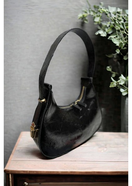 Şık Siyah Mat Rugan Omuz Çantası, Kilit Detaylı Kadın Çantası