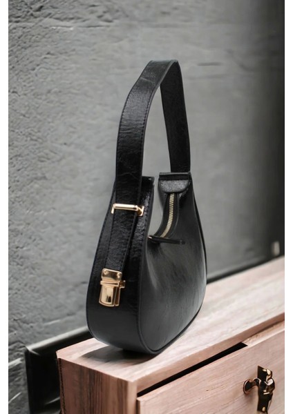 Şık Siyah Mat Rugan Omuz Çantası, Kilit Detaylı Kadın Çantası fiyatları