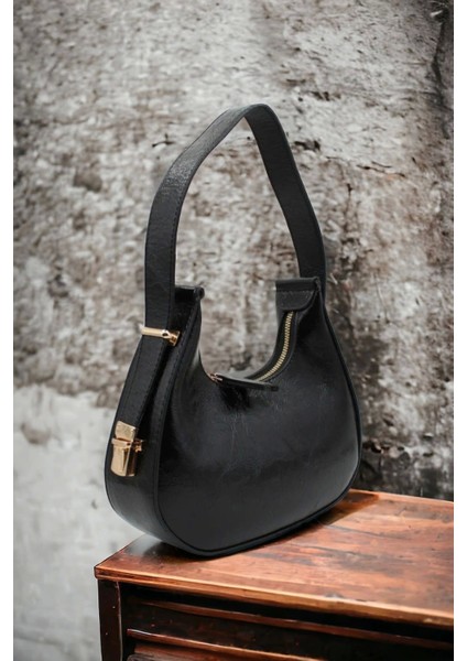 Şık Siyah Mat Rugan Omuz Çantası, Kilit Detaylı Kadın Çantası modelleri