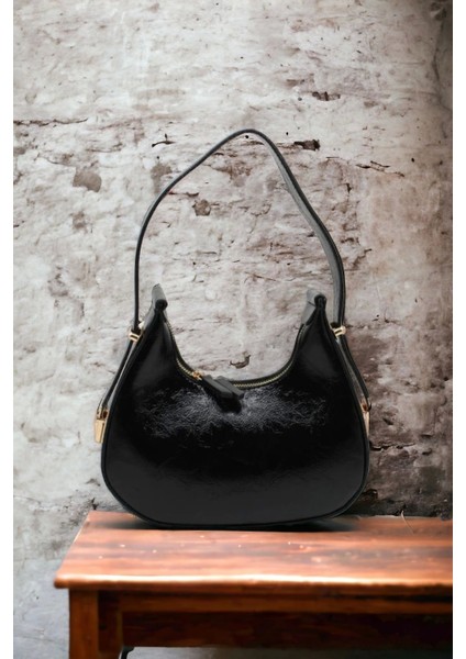 Şık Siyah Mat Rugan Omuz Çantası, Kilit Detaylı Kadın Çantası fırsatları