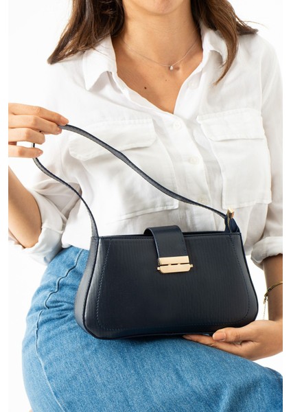 Şık ve Çok Yönlü Lacivert Kadın Omuz Çantası, Günlük Kullanım Için Ideal.