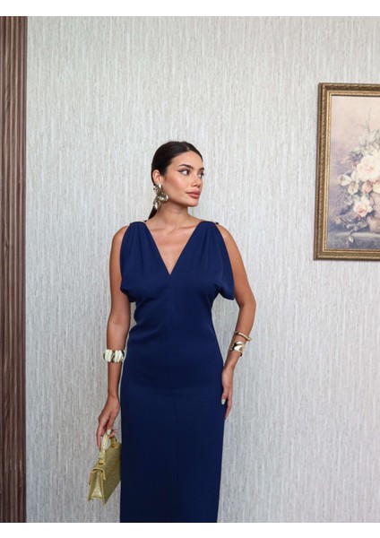 V Yaka Omuz Toka Detaylı Midi Elbise fırsatları
