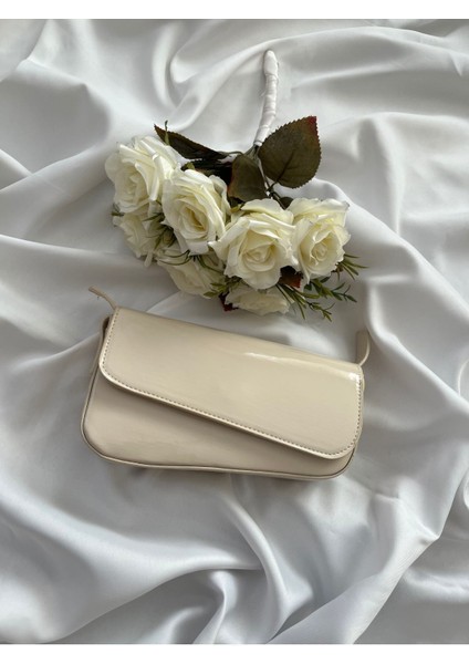 Bej Asimetrik Kapaklı Çanta, Şık ve Kullanışlı Günlük Aksesuar