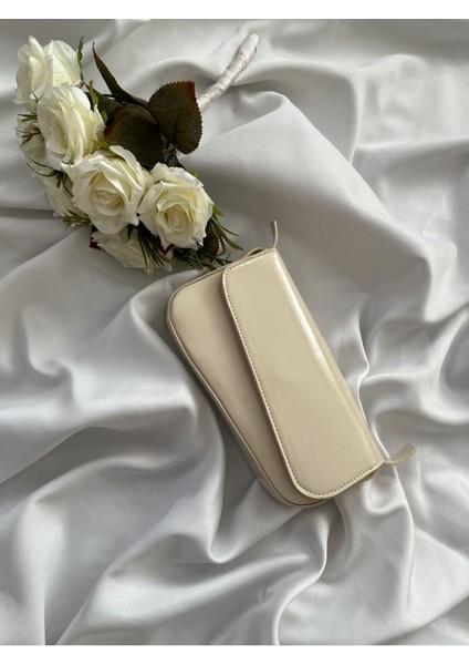 Bej Asimetrik Kapaklı Çanta, Şık ve Kullanışlı Günlük Aksesuar fiyatları