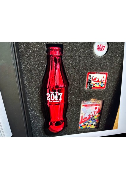 Chapter Of The 2017 Coca Cola Collectors Club Turkey -Kutusunda 2017 Cam Şişe - Kapak - Rozet - Kart fiyatları