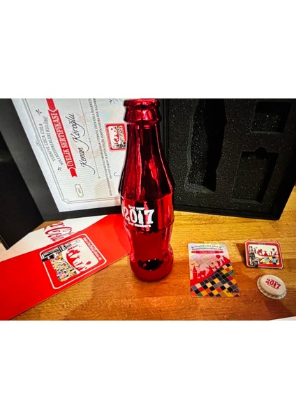 Chapter Of The 2017 Coca Cola Collectors Club Turkey -Kutusunda 2017 Cam Şişe - Kapak - Rozet - Kart modelleri