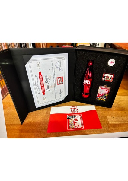 Chapter Of The 2017 Coca Cola Collectors Club Turkey -Kutusunda 2017 Cam Şişe - Kapak - Rozet - Kart fırsatları