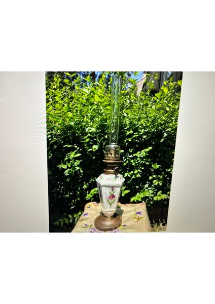 Fransız 50 cm Boyunda Porselen ve Pirinç Gaz Lambası