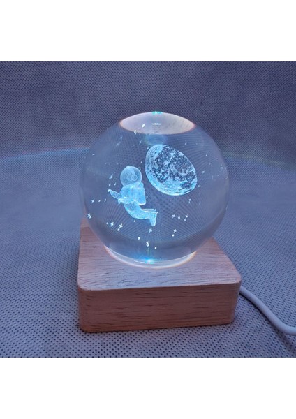 Renkli 3D Uzayda Uçan Astronot Işıklı Cam Küre, USB Güçlü, Ahşap Zeminli fiyatları