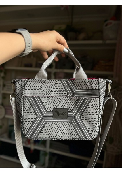 Gri Desenli Cepli Mini El ve Omuz Çantası, Şık ve Kullanışlı Tasarım
