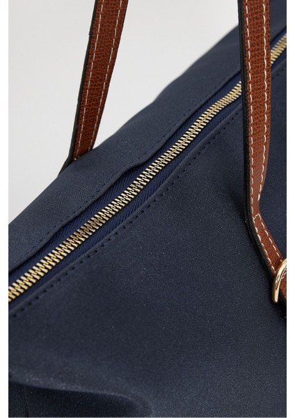 Şeritli Kadın Omuz Çantası, Şık ve Hafif, Lacivert Renkli, Günlük Kullanım Için Ideal modelleri