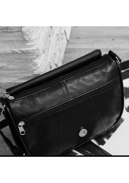 Şık Siyah Kadın Çantası, Küçük Boy, Çapraz Askılı, Hakiki Deri, 21X20X7 cm fiyatları