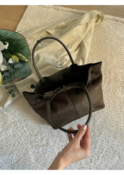 Şık Kahverengi Nubuk El ve Omuz Çantası, Kilit Detaylı, Modern ve Zarif Tasarım fiyatları