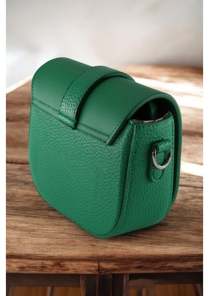 Yeşil Mini Kutu Askılı Omuz Çantası, Çimen Mini Çapraz Çanta, Şık ve Kullanışlı.