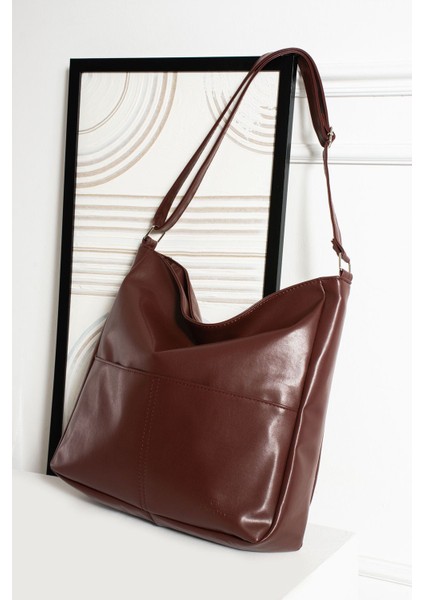 Bordo Kadın Omuz Çantası, Salaş ve Yumuşak Deri Detaylı, Astarlı Şık Tasarım