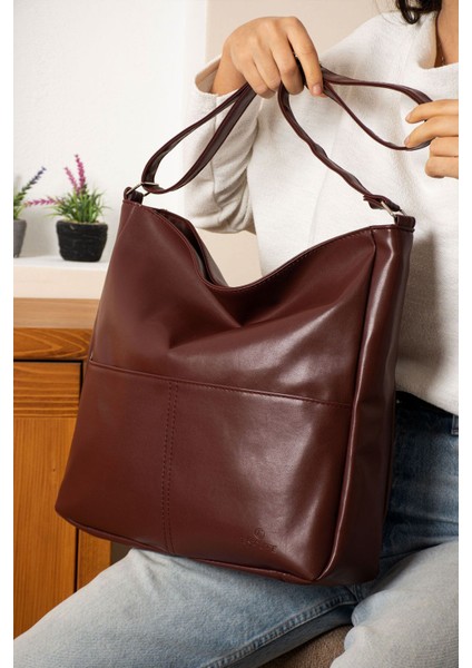 Bordo Kadın Omuz Çantası, Salaş ve Yumuşak Deri Detaylı, Astarlı Şık Tasarım