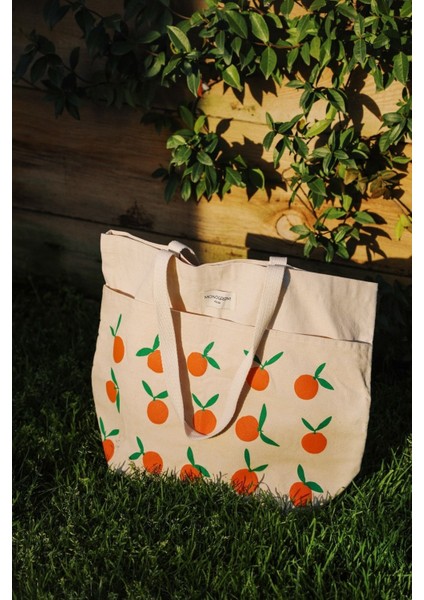 Şık ve Kullanışlı Bej Hafta Sonu Çantası, Hafif ve Dayanıklı Tasarım