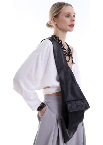 Şık Siyah Çapraz Çanta, Fermuarlı ve Cep Detaylı, Tarz ve Kullanışlı Tasarım indirimleri