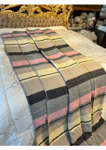 Madame Suzie Akrilik Battaniye