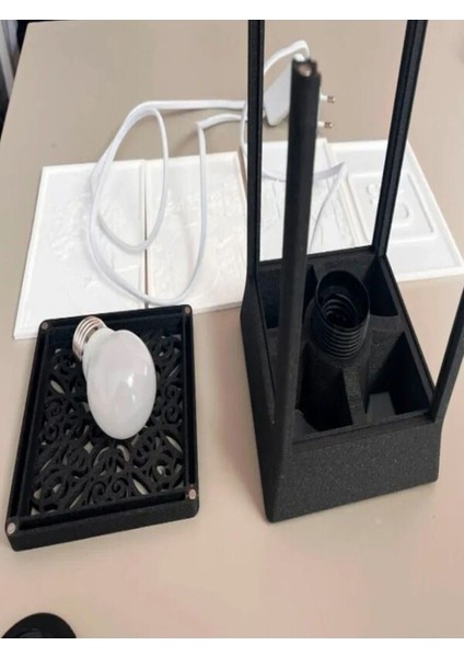 Siyah Modern Tasarım Lamba, Şık ve Kullanışlı Aydınlatma Ürünü