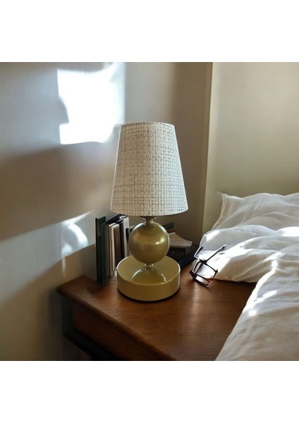 Bej Masa Lambası, Rattan Sapkalı, Şık ve Doğal Tasarım, Şık Aydınlatma Seçeneği