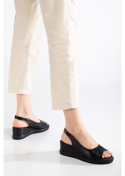 Kadın Dolgu Topuklu Ayakkabı Siyah Yan Kapalı Burun Açık