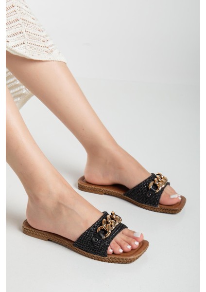 Kadın Düz Topuklu Terlik Siyah Kalın Tek Bant Zincir Aksesuarlı Hasır